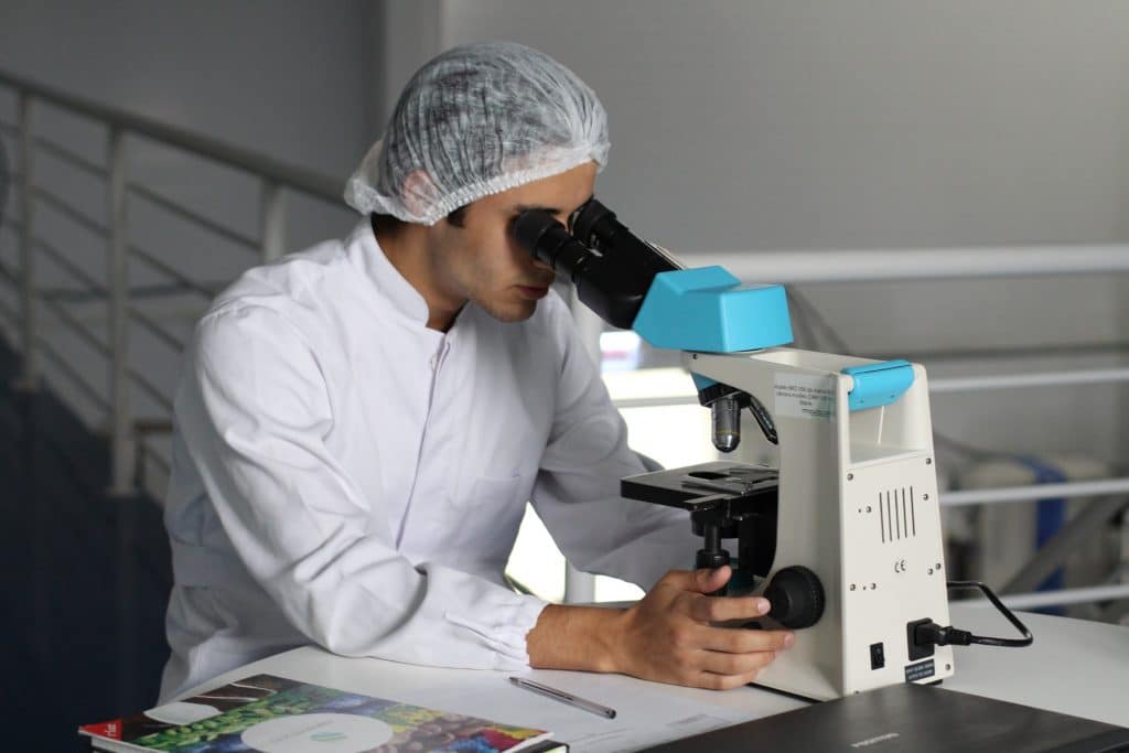 Medical student looking through microscope. Oman Ministry of Health uses OpenAthens-Knowledge E integrated library solution to transform healthcare services